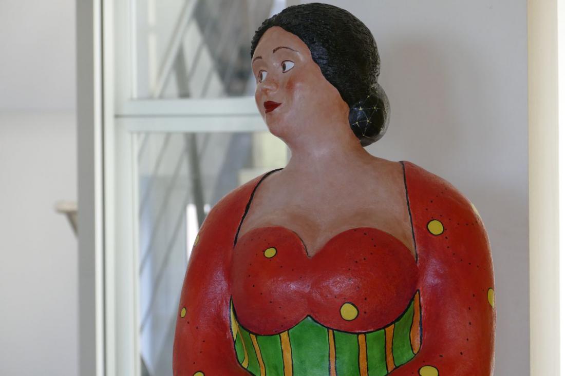 Kunstfigur einer Sängerin im Wartebereich